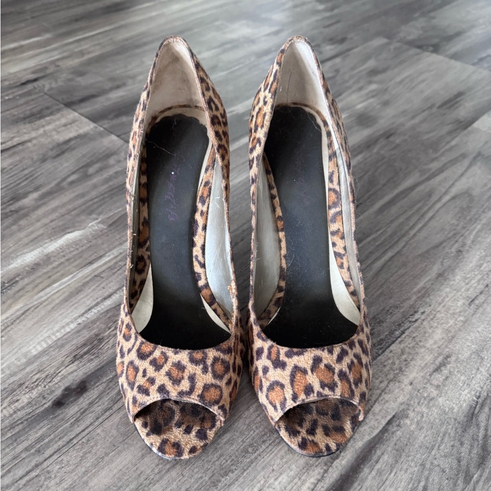 Nine West 3” peep toe leopard print size 7 1/2. Used-Heel still in great shape!